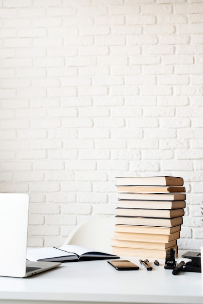 Afstand leren. E-leren. Stapel boeken op tafel. Kopieer ruimte