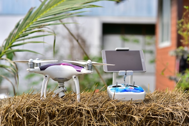Foto afstandsbediening en drone op rijstrijst