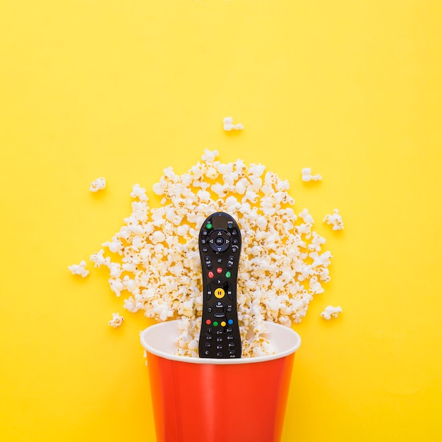 Foto afstandsbediening in popcorn emmer