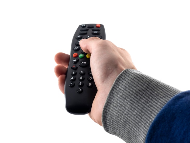 Afstandsbediening tv in de hand van een man