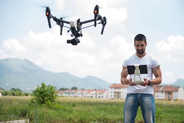 Afstandsbediening voor de drone in de handen van mensen