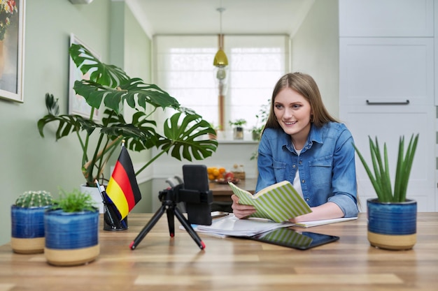 Afstandsonderwijs online les van vrouwelijke student met behulp van smartphone