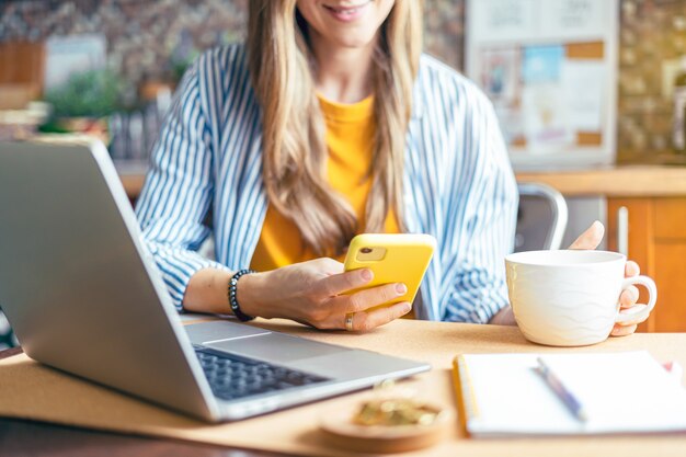 Afstandsonderwijs online onderwijs en werk zakenvrouw met een facetime videogesprek gelukkig en