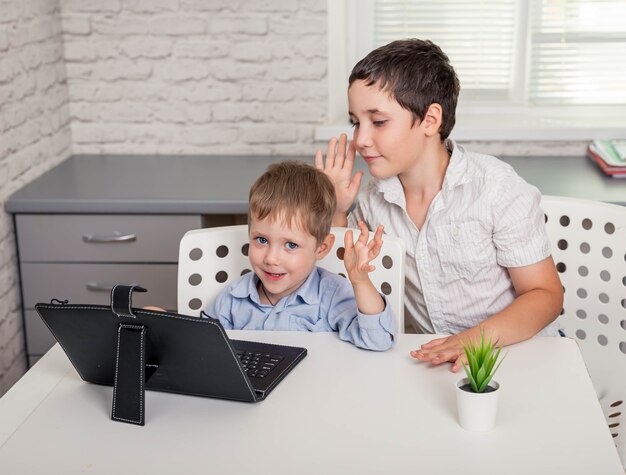 Afstandsonderwijs online onderwijs schooljongens studeren thuis