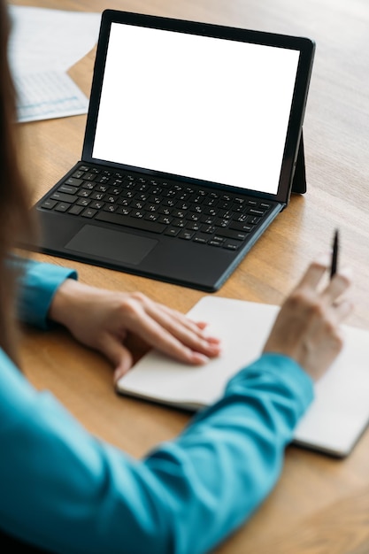 Afstandsonderwijs studeren vrouw computer mockup onherkenbare vrouw met video les op laptop