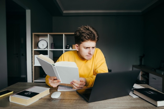 Afstandsonderwijs thuis in quarantaine met boeken en internet op de computer