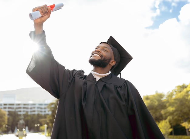 Afstudeerevenement diploma en zwarte man vieren prestatie succes en glimlach Gelukkig afgestudeerd onderwijscertificaat en winnaar van universitaire doelen leerprijs en studentenmotivatie van de toekomst