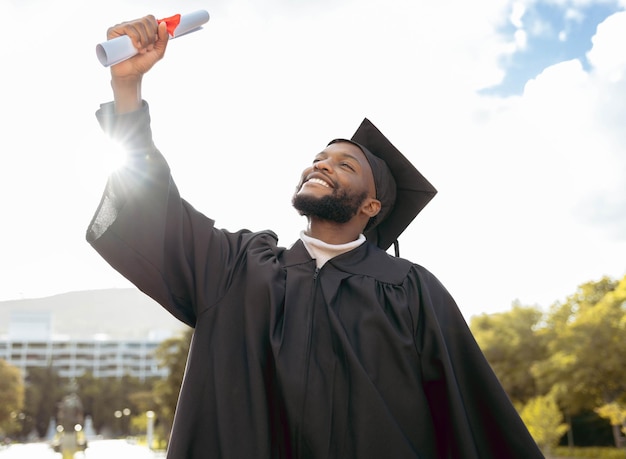 Afstudeerevenement diploma en zwarte man vieren prestatie succes en glimlach gelukkig afgestudeerd onderwijscertificaat en winnaar van universitaire doelen leerprijs en studentenmotivatie van de toekomst