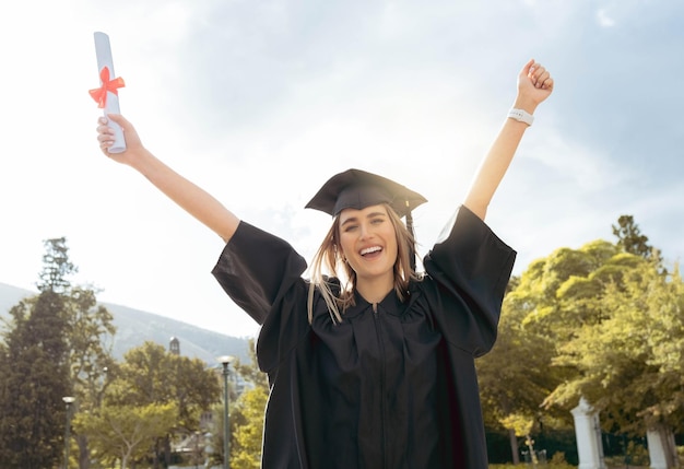 Afstudeerevenement portret en gelukkige vrouw vieren prestatie succes en glimlach Opgewonden afgestudeerd onderwijscertificaat en viering van universitaire doelen leerprijs en studentenmotivatie