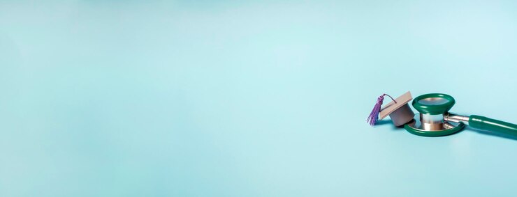 Foto afstudeerpet met stethoscoop en nummers 2022 op blauwe achtergrond, close-up met kopieerruimte. medisch onderwijsconcept. banner
