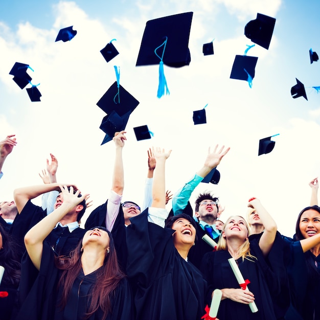 Foto afstuderen caps gooi geluk succes cocnept