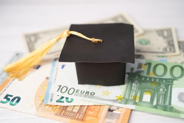 Afstuderen gap hoed op euro en Amerikaanse dollar bankbiljetten geld Onderwijs studiekosten leren leren conceptxA