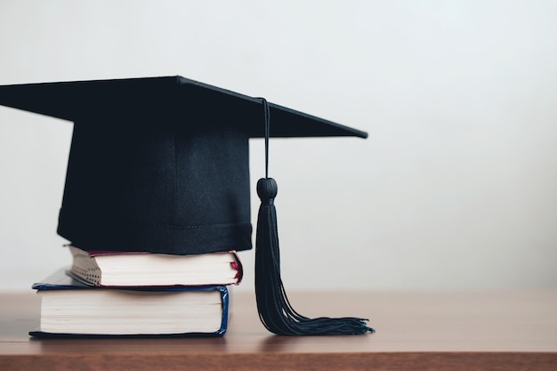 Afstuderen GLB op een stapel boeken met lege ruimte aan de rechterkant. Afstuderen concept