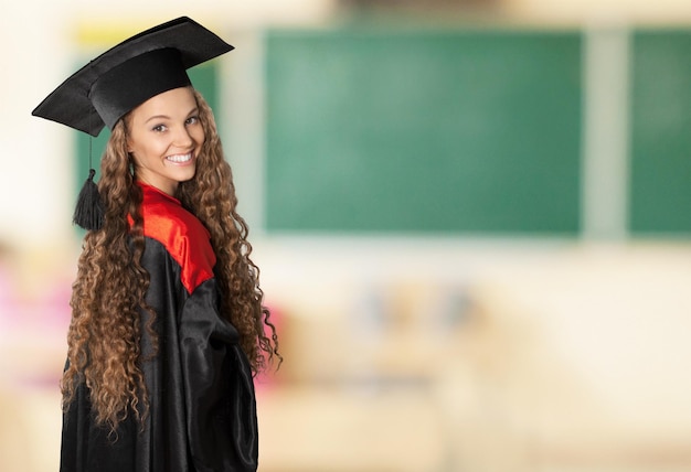 Afstuderen student meisje in een academische toga op de achtergrond