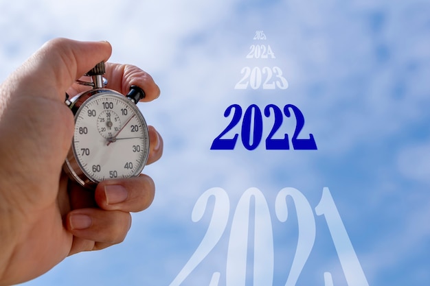 Aftellen met analoge stopwatch in de lucht het einde van het jaar 2021 en het nieuwe jaar 2022 komt eraan