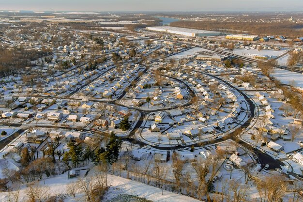 冬の風景の中の小さな町の雪の後、住宅街で雪の降る冬の後