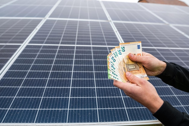 사진 경제적인 태양 전지판을 설치한 후 프로젝트 소유자는 유로로 비용을 지불합니다.