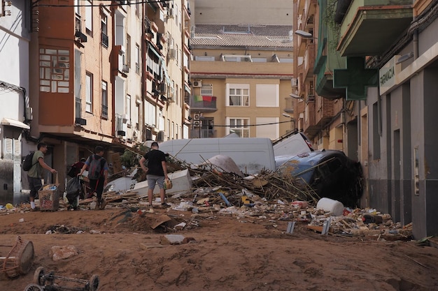 スペインのバレンシア市でダナ嵐が発生した後住民はバレンシアの街で洪水の壊滅的な後遺症を観察しています