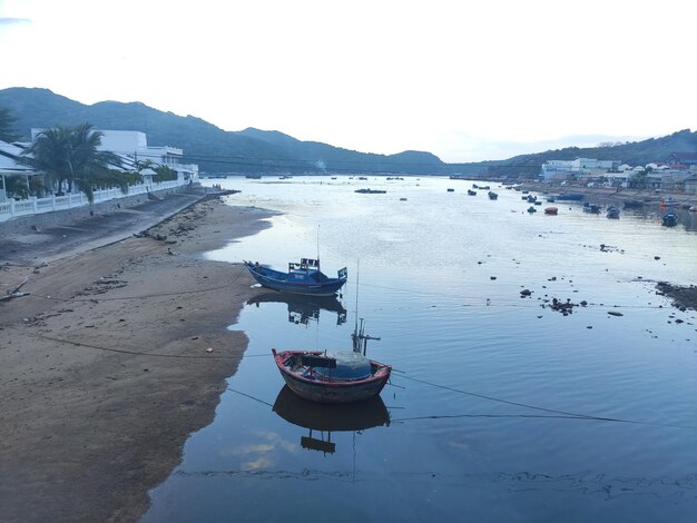 Foto baia pomeridiana con barche ormeggiate