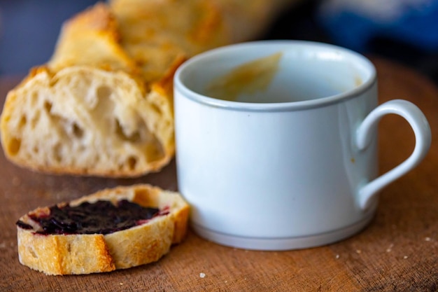 Foto caffè pomeridiano con pane artigianale e gelatina di jabuticava fatta in casa