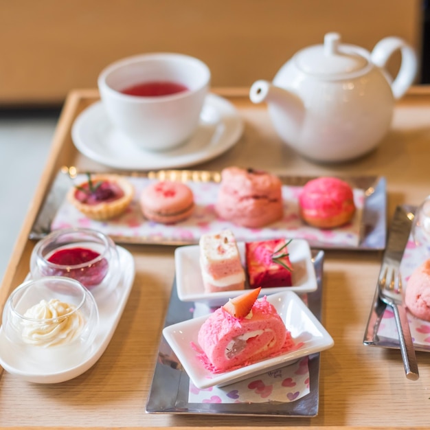Afternoon tea set en roze dessert in luxe hotel