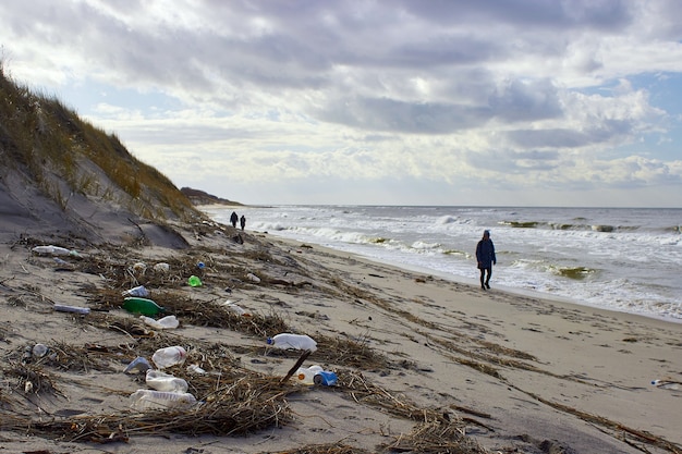 Afval en plastic flessen op het strand