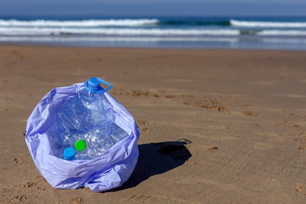 Afval en plastic schoonmaken van het strand