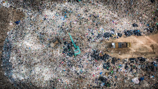 Afval stapel in vuilnisbelt of stortplaats, Luchtfoto vuilniswagens lossen vuilnis naar een stortplaats, opwarming van de aarde.