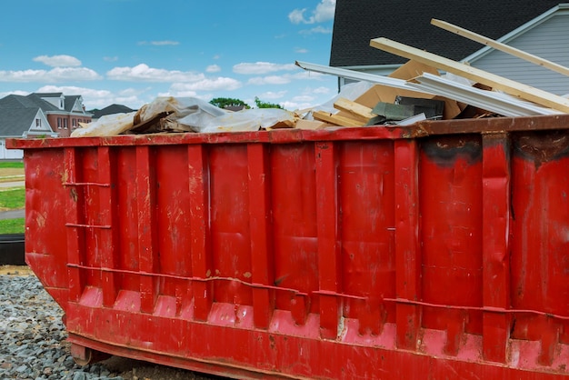 Afvalcontainer met overgebleven hout van de bouw