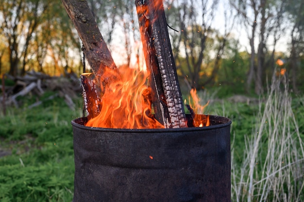 Afvalverbranding in roestig metalen vat