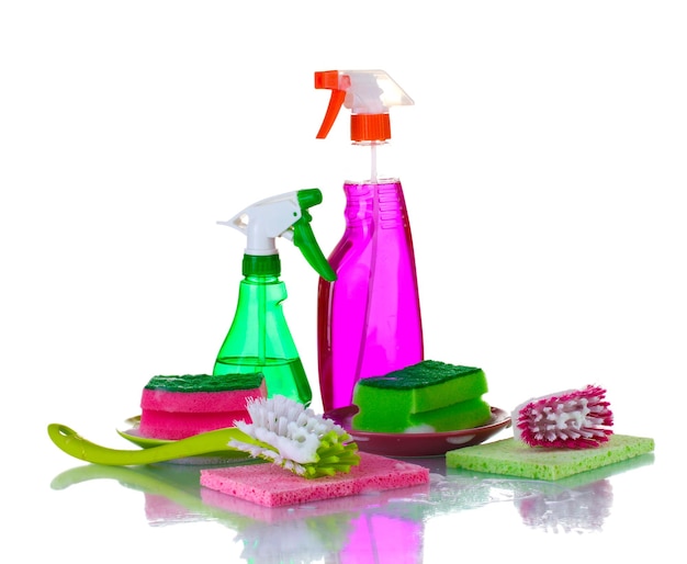 Foto afwas reinigingsmiddelen geïsoleerd op witte achtergrond