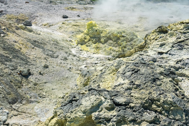 Afzettingen van inheemse zwavel in een fumaroleveld op de hellingen van de Mendelejev-vulkaan