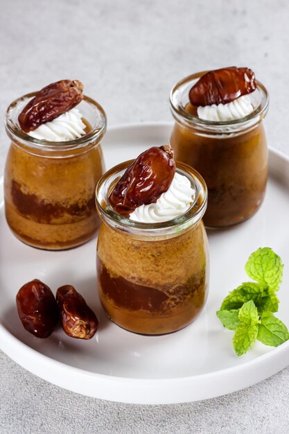 Agaragar kurma puding kurma of dadelspudding gemaakt van kokosmelk, palmsuiker en dadels