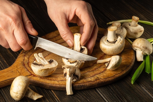 Agaricus-paddenstoelen koken door de kok in de keuken Boerenvoedsel