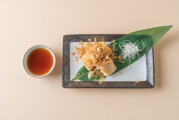 （揚げ出し豆腐）シャキッとした揚げ出し豆腐に醤油を添えて-日本食スタイル