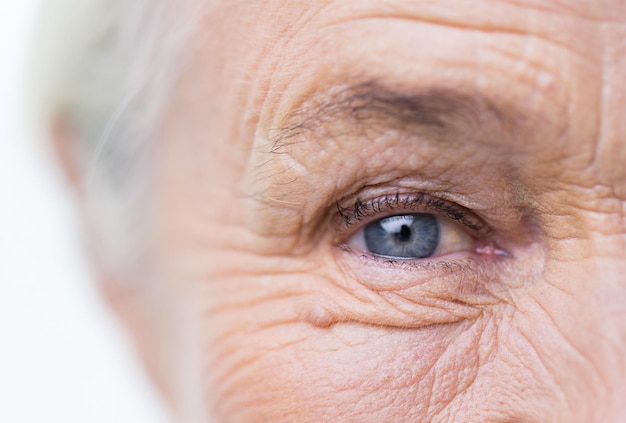 Concetto di età, visione e anziani - primo piano del viso e degli occhi della donna senior