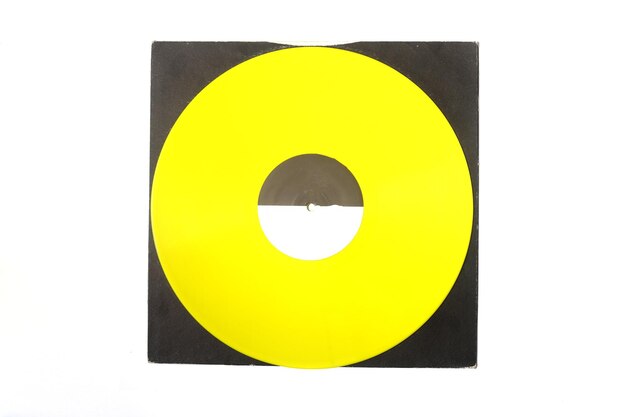 사진 색 배경 에 고립 된 흑색 종이 커버 와 노란색 비닐 lp 음반