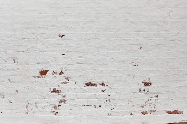 Возрасте кирпичная стена окрашена в белый цвет с красным кирпичом Фон Кирпичная стена Горизонтальная текстура