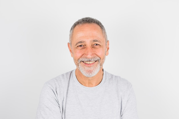 Photo aged cheerful man in t-shirt