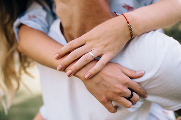 Invecchiato marito e moglie mano nella mano, insieme e romantici, primo piano