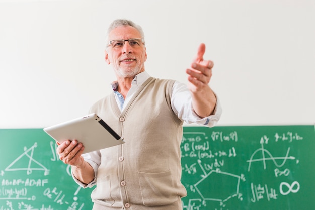 Insegnante di matematica invecchiato a chiedere lezione