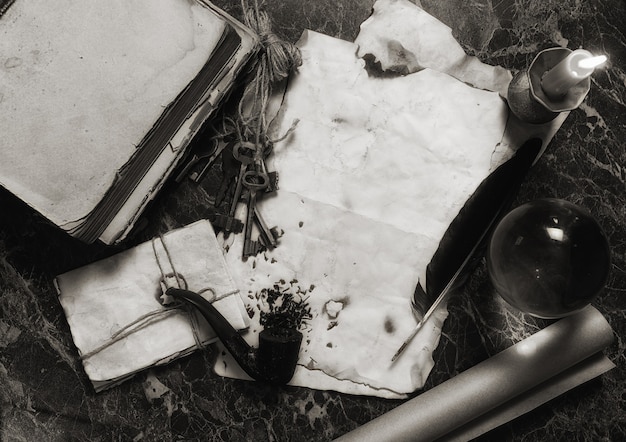 사진 탐정 도구 배경이 있는 탁자 위의 오래된 복고풍 논문과 책