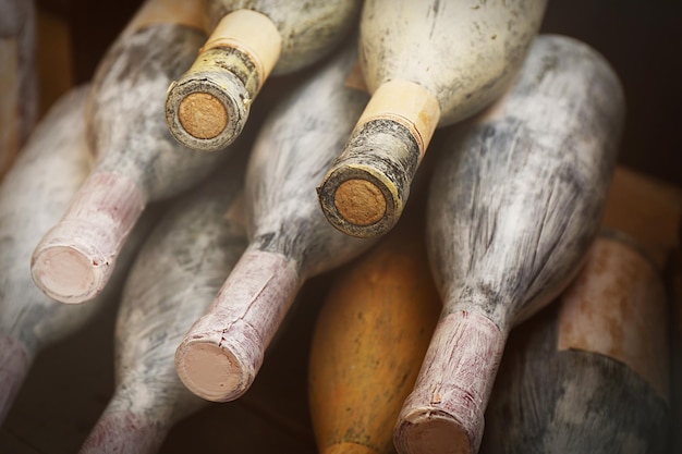 Foto bottiglie di vino invecchiate in una cantina