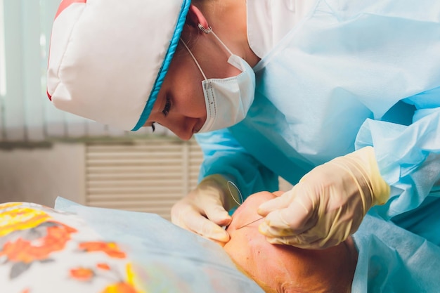 Photo aged woman doing mesothreads and thread lifting cosmetology cosmetic procedure to eliminate signs of