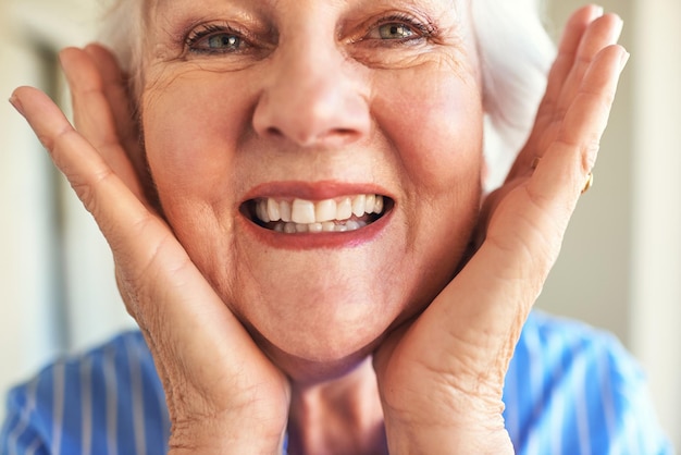 Foto invecchiando magnificamente perché mantiene un sorriso sul viso inquadratura ritagliata di una donna anziana a casa