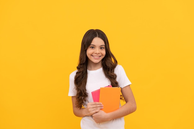 Agenda gelukkig kind houdt notitieboekje tiener meisje met notitieblok kind plant haar werk