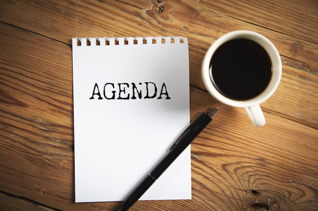 Foto agendatekst op papier met kopje koffie