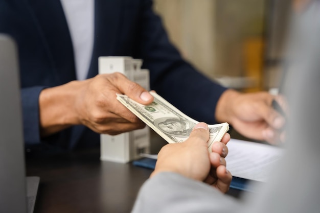 保険を取得するか、不動産または財産を融資するための契約を顧客に依頼するエージェント
