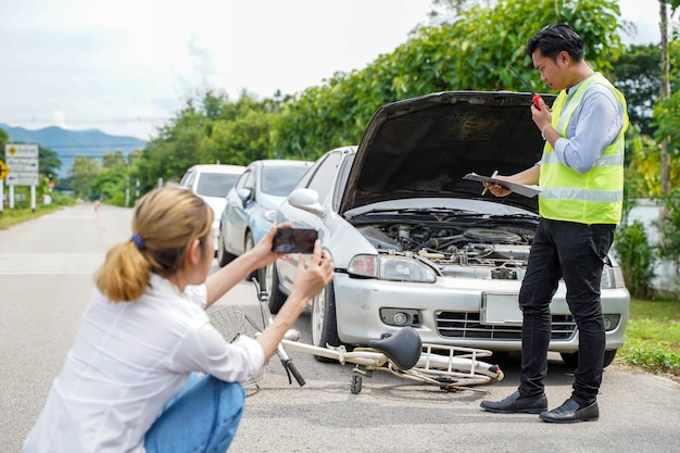 Agenten van close-upverzekeraars gebruiken mobiele telefoons om foto's te maken als bewijsmateriaal