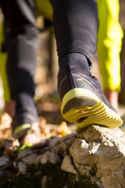 Agentvoeten die bij parkclose-up lopen op schoen